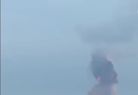 Момент мощного взрыва в оккупированном крыму попал на видео
