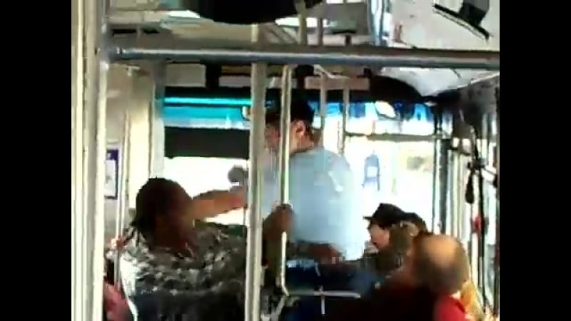 Дед ариец и негр молодые устроили патасоу в автобусе