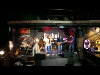 One man & bluescom bring it at home