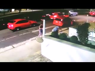 Man trying to steal a purse gets tackled by bystanders