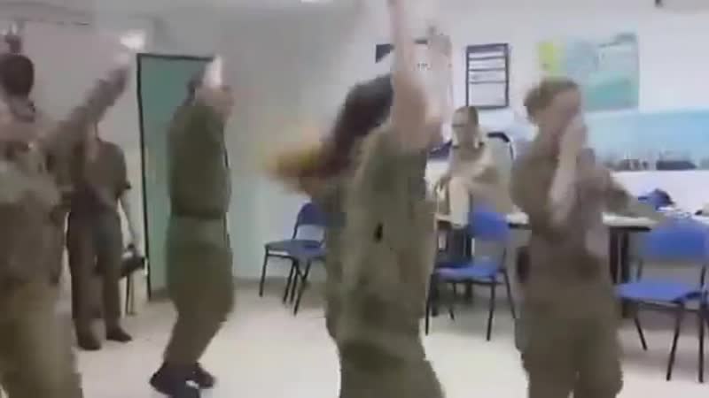 Израильские военные танцуют под украинские песни