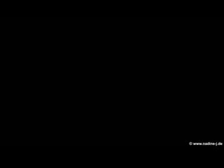 Кормит молочком