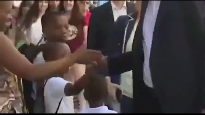 Председатель правительства испании педро санчес, ждем отстау 😁