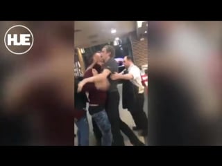 Кассир mcdonald's в ливерпуле подрался с клиентами, которые требовали обед вместо завтрака