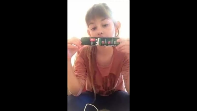 Тупой ребёнок не понимает как открыть эту хуйню и старается как только может