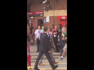 Niall chegando no old trafford hoje 05/06