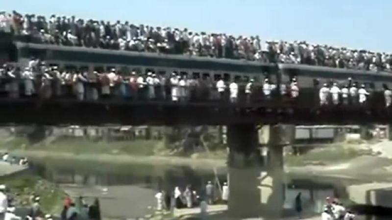 Переполненный поезд в бангладеш crowded train in bangladesh