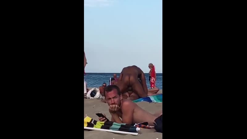 Секс негра с белой красоткой на пляже Греции
