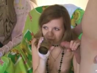 Только наши девченки и едят и ебуться