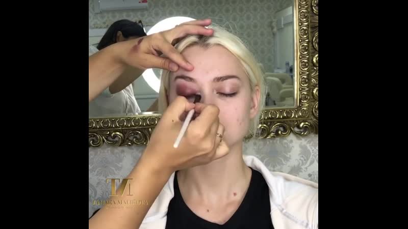 Так много положили ей тонального крема на лицо