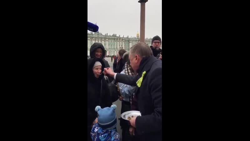 Беглов кормит кашей петербуржцев на дворцовой