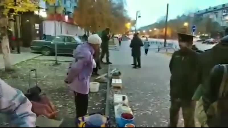 Доблестные российские казаки разгоняют бабулек с мест несанкционированной торговли
