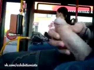 Порно - Дрочит в автобусе перед девушкой порно