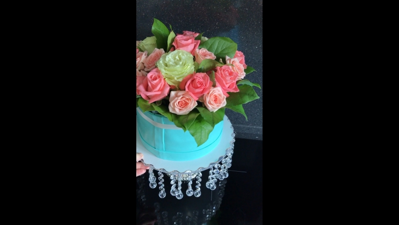 Торт шляпная коробка с букетом живых роз