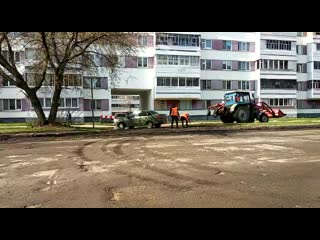 Дорожники авто передвигают на газон