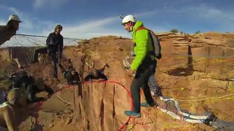 Гигантский гамак растянули альпинисты экстремалы на высоте 122 метра в штате юта шокирующее зрелище