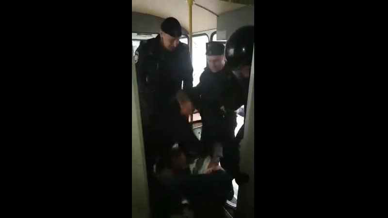 Одного из задержанных избили в автозаке