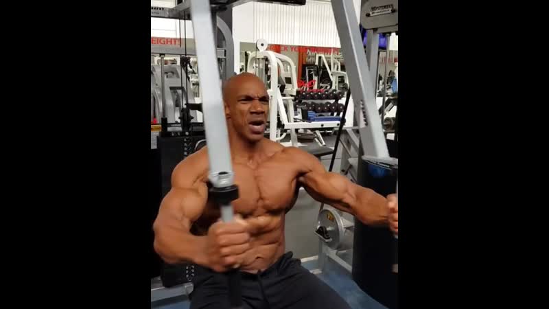 Леонард сен сир качает грудь