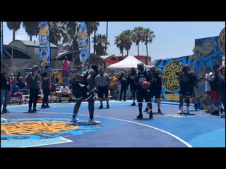 Bone collector vs an aggressive defender at king of underdog tournament, venice beach; california (11 11 2019)