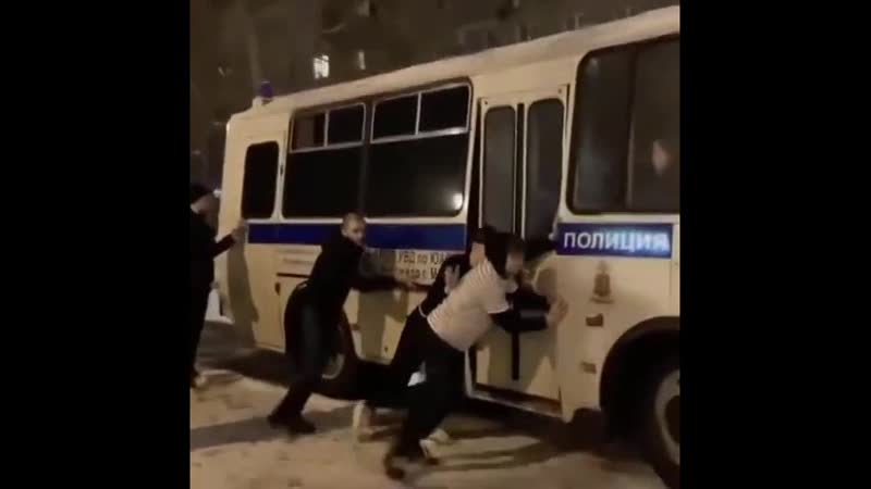 Задержанные толкают заглохший автозак