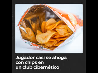 Se atraganta con papas fritas mientras juega en el ordenador