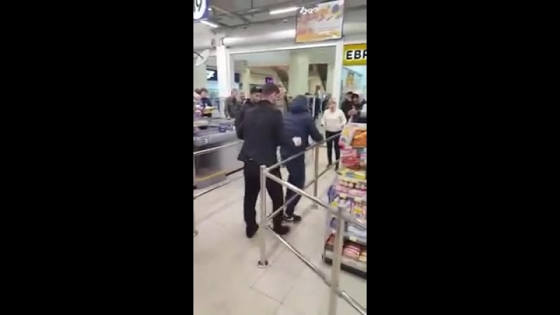 Молодые драка в одном из ярославских торговых центров