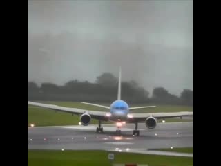 Pilot nails sideways landing in 40 knot crosswinds at bristol airport