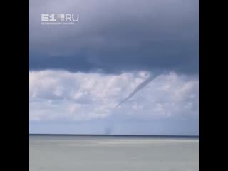 Уралец снял огромные водяные смерчи в черном море