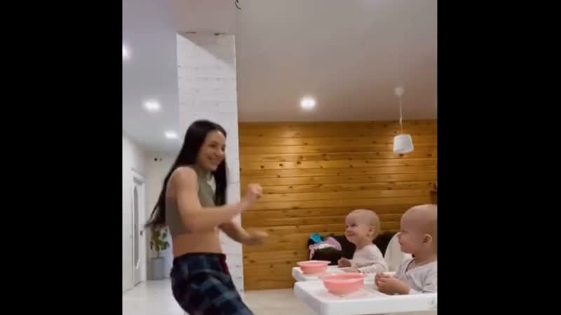 Мама как хочешь, но заставит кушать кашку)