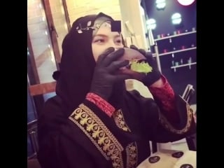 Малика жрёт на камеру [mdk dagestan]