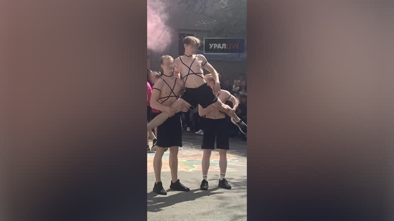 Гейские танцы в кузнице фсбшников real video