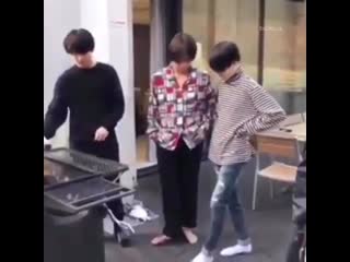 Тэхён отдал свои тапки