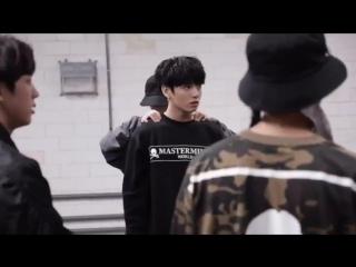 Чимин делает чонгуку массаж