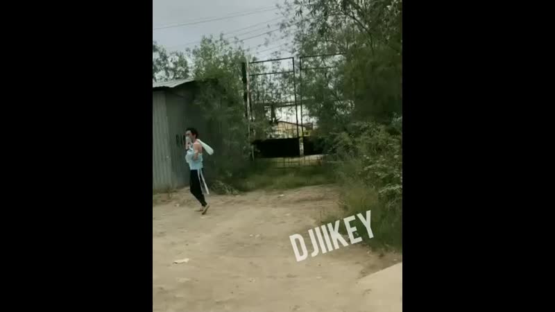 В якутске на видео сняли босого мужчину в медицинском халате