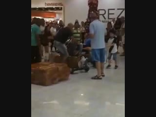 Mulher flagra o marido comprando