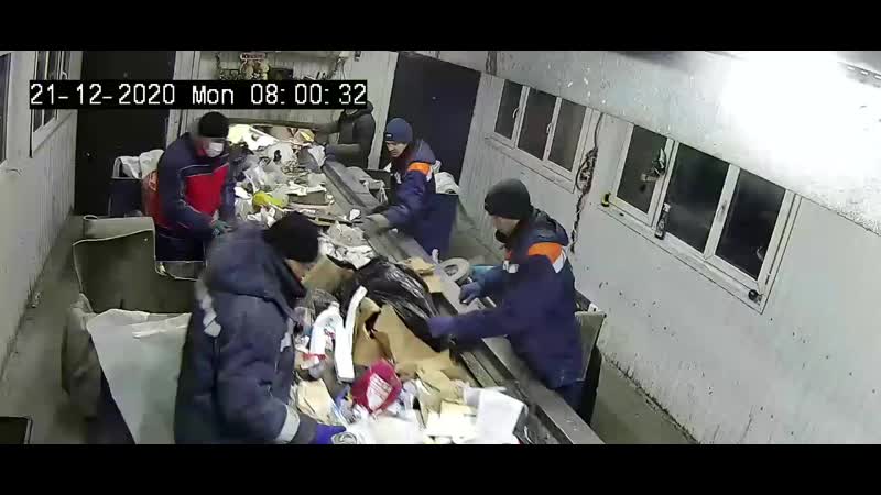 Бедное молодые нашли на мусороперерабатывающем