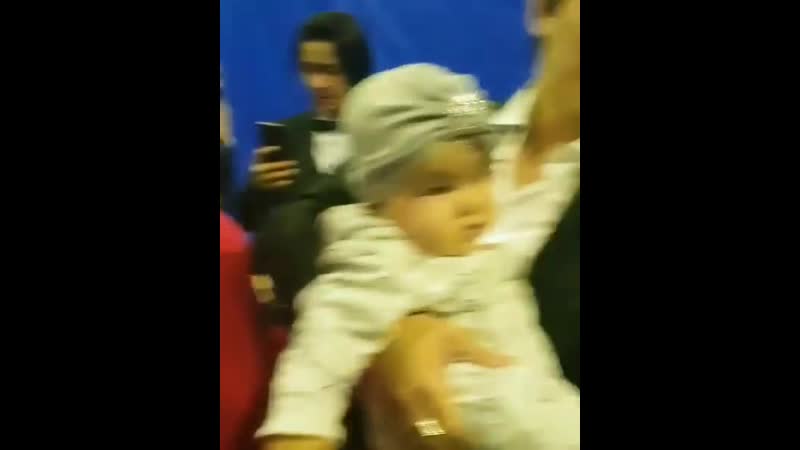 Димаш кудайберген плюет в рот младенцу