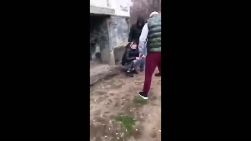 Ударил девушку ногой по лицу