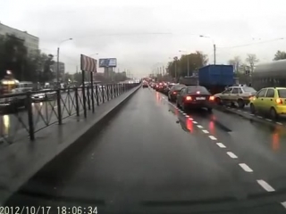 Врач скорой помощи расчищает путь (огого видео)
