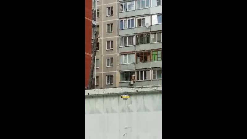 Обнаженная женщина вылезла за балкон