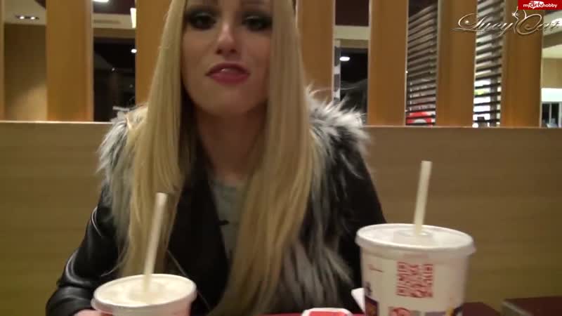 Люси сосёт член под столом в макдональдс