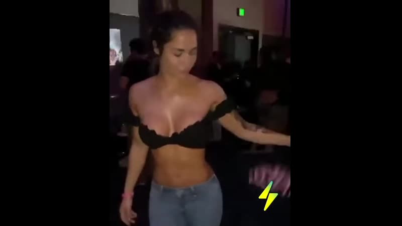 Какой интересный у неё веер