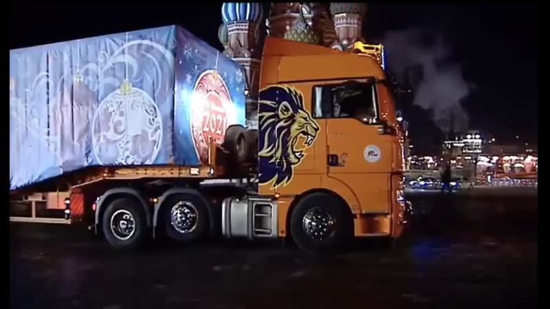 Главная елка страны въехала в кремль под бой курантов спасской башни