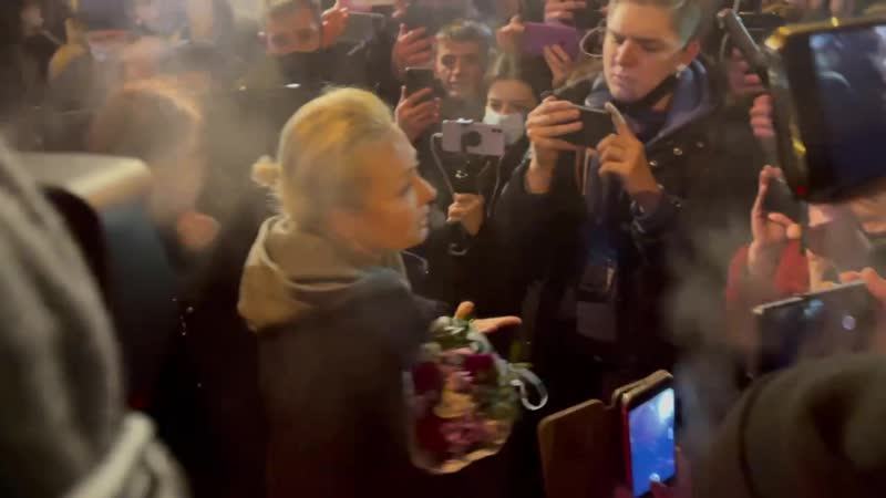 Юлия навальная перед тем, как сесть в машину и уехать из аэропорта