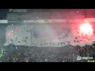 Протест турецких футбольных болельщиков против запрета фаеров