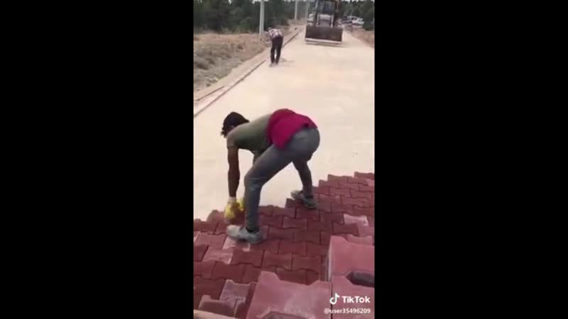 Убирают плитку