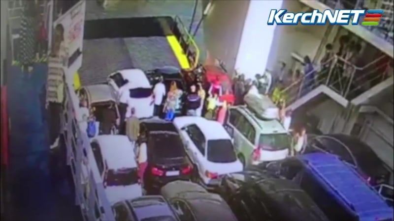 ✔ особое мнение нетерпеливый водитель утопил машину при съезде с парома в крыму (16 09 2016)