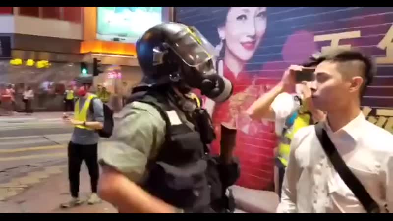 Мужик тупо мимо проходил а его