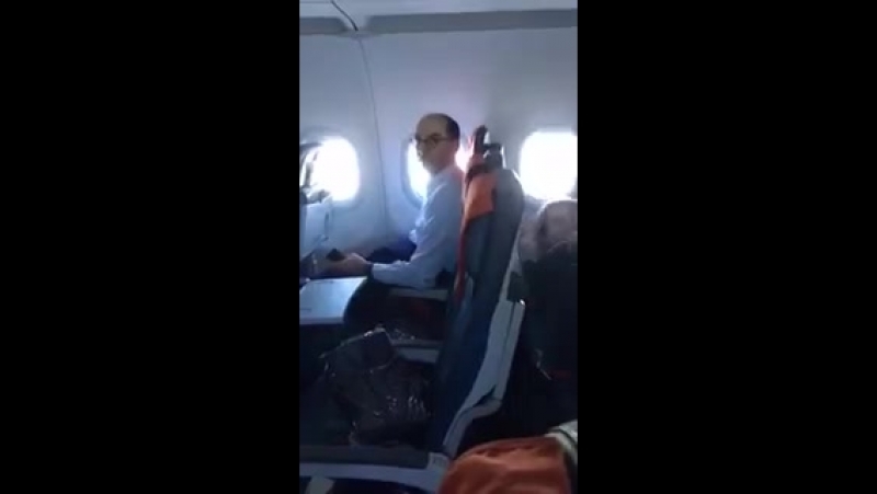 Карманный митинг устроил в самолёте