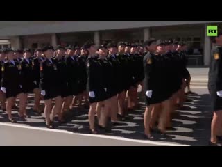 Русская девушка потеряла туфлю, но не покинула строй!